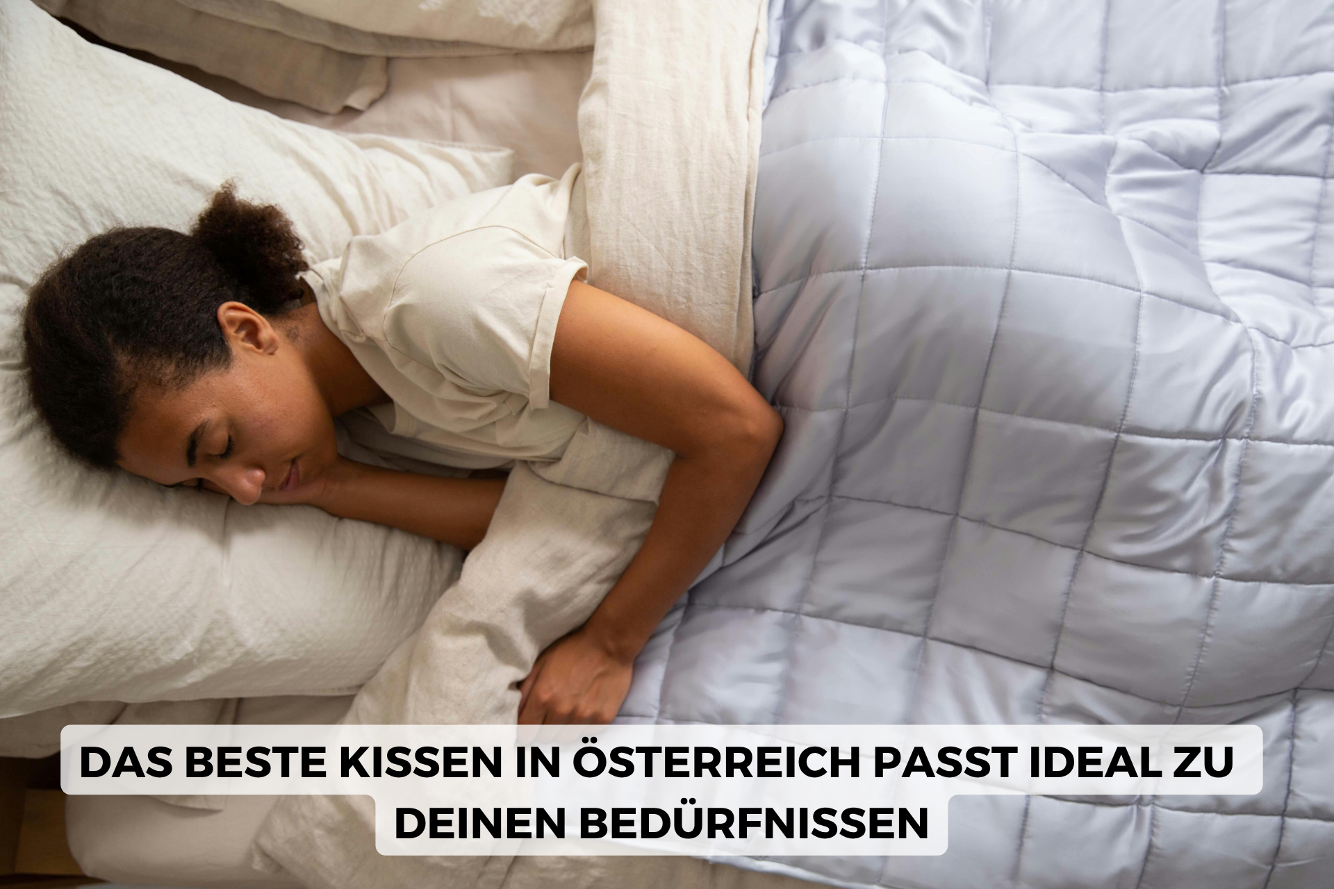 Frau liegt im Bett und schläft